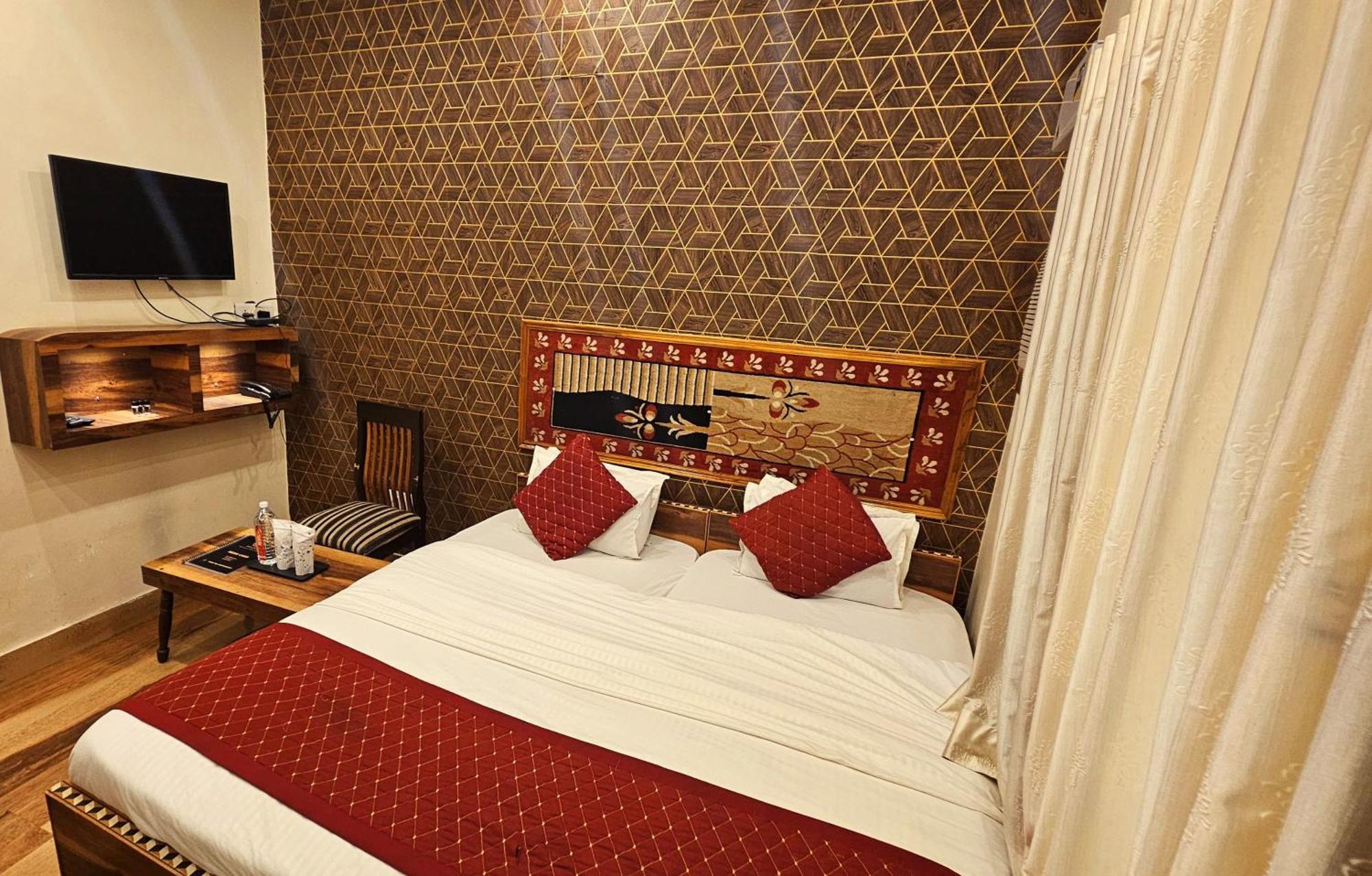 Bhagyashree Guest House 2 Km To Vishwanath Temple, Ganga Ghat Parking Available Varanasi Exterior foto